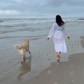 De jolies photos prises par notre fidèle cliente avec son chien Atlas. Elle porte sa  sortie de bain réalisée sur-mesure. C'est toujours un plaisir de recevoir vos photos qui donnent vie à mes créations. Merci c'est une belle récompense 🥰

 #surmesure #fabricationfrancaise #lestresorsdeclemence #patronsurmesure